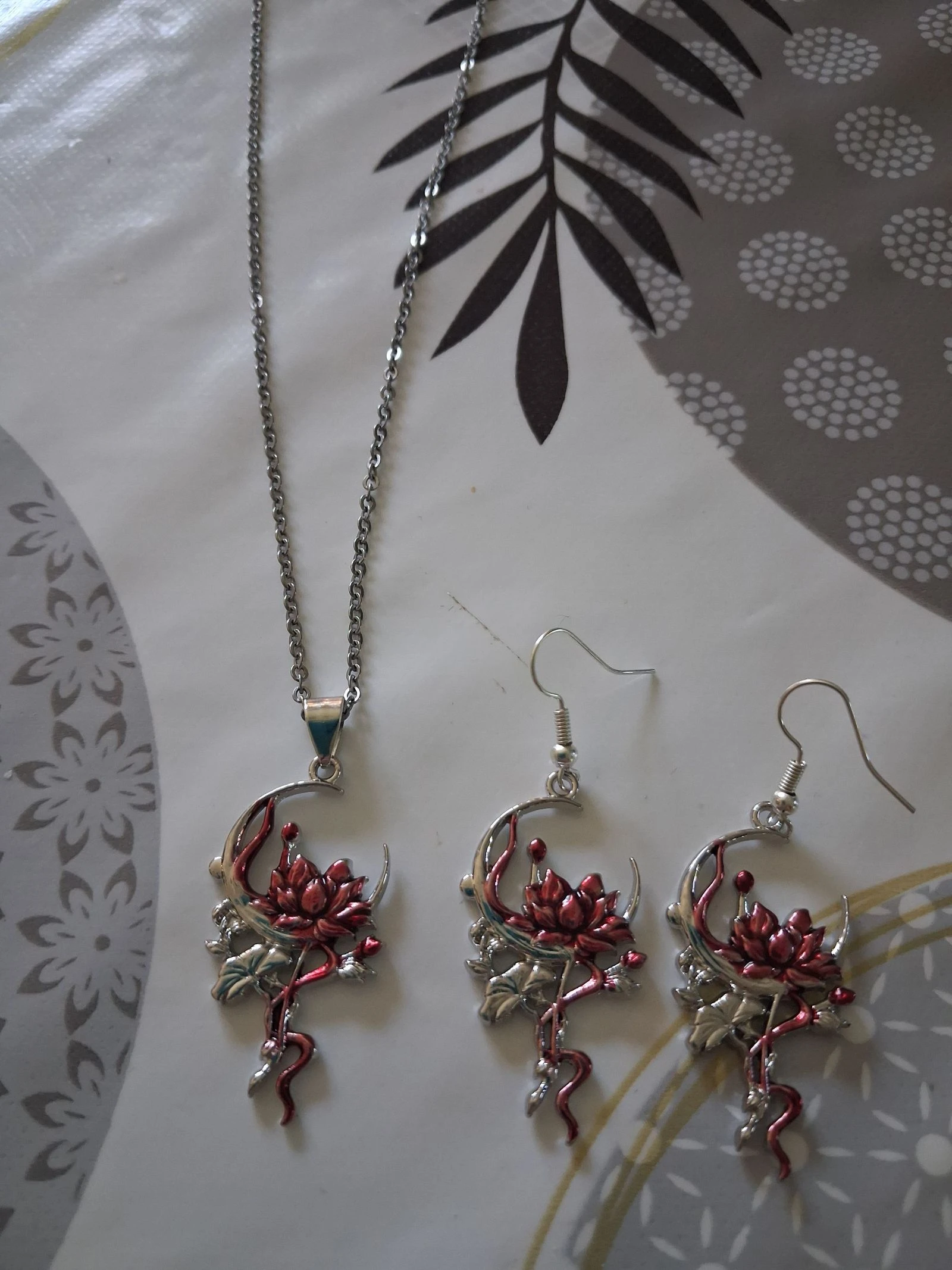 Ensemble de bijoux : collier avec son pendentif et boucles d'oreilles en forme de fleurs